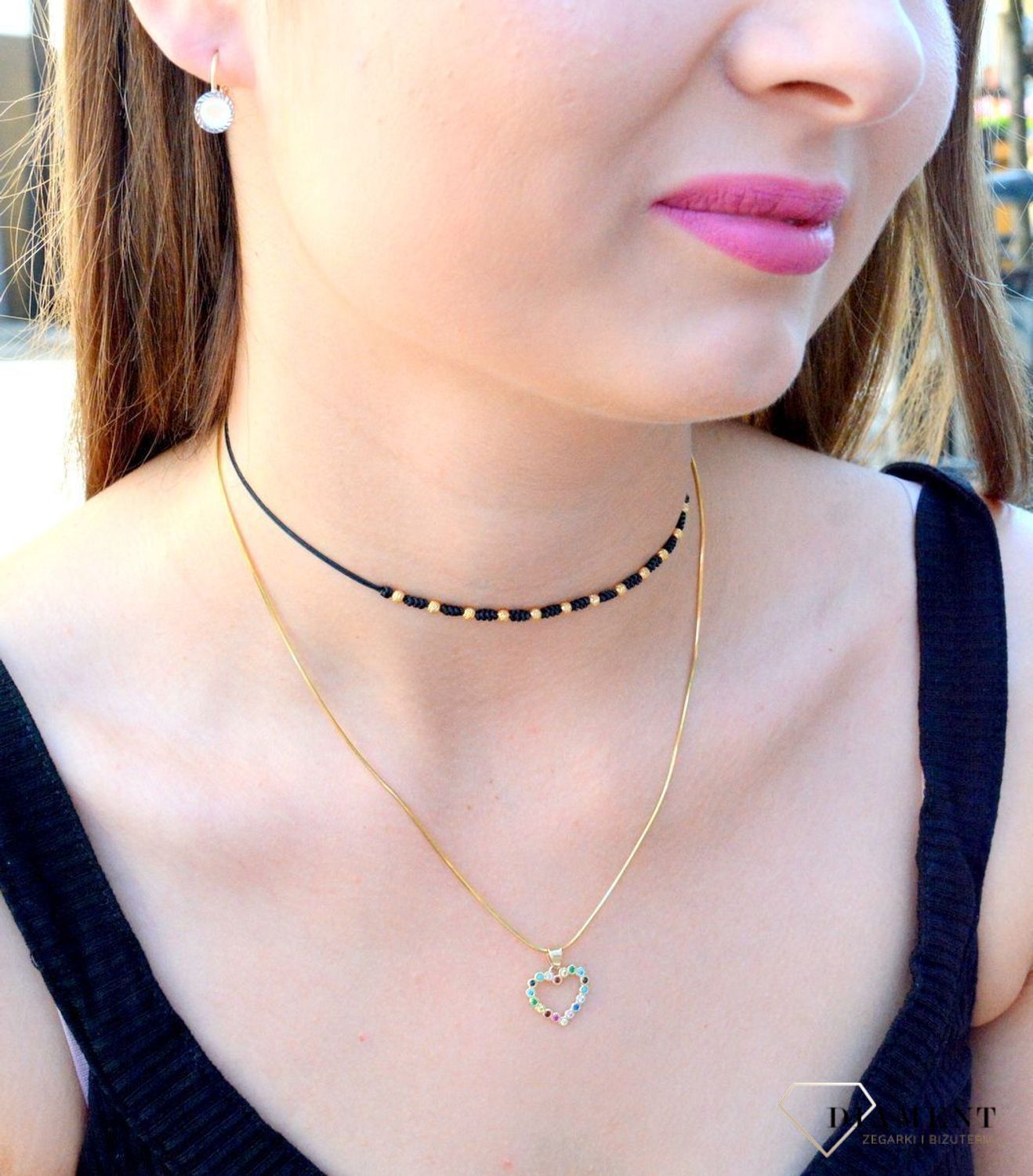 Kolczyki złote 333 okrągłe wiszące blaszki wykończone białym złotem KL 11217 333.  Złote kolczyki wykonane ze złota próby 333. Fakturowana powierzchnia kolczyków ozdobnych idealnie komponuje się z kolorem s.jpg